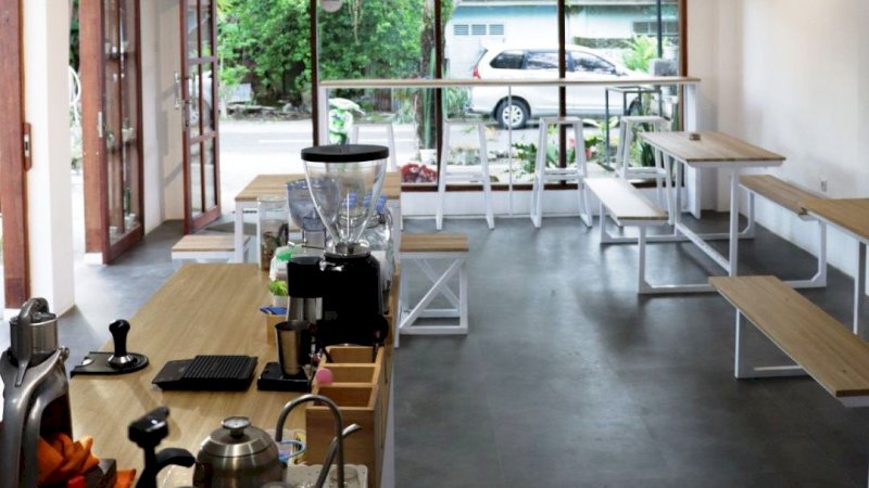 Kafe Rocknesia menawarkan konsep milenial dengan interior luas berlatar putih.
