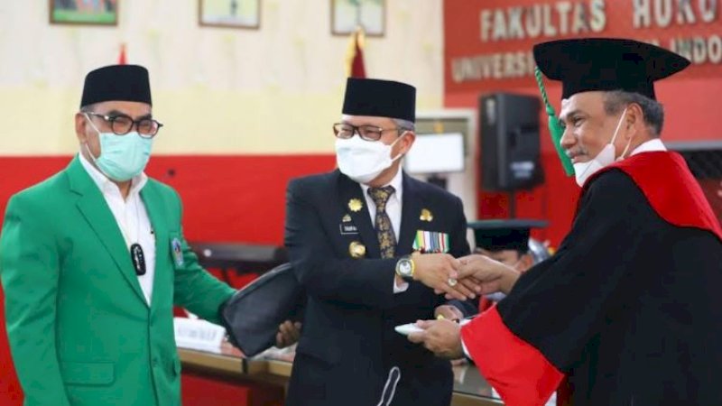 Wali Kota Parepare, Taufan Pawe (tengah), saat menghadiri milad Fakultas Hukum Universitas Muslim Indonesia (FH UMI), Selasa (4/1/2022).