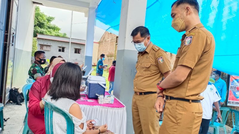 Camat Biringkanaya, Benyamin B Turupadang, SSTP MSi saat kunjungi lokasi vaksinasi di Kelurahan Sudiang, (4/1/22)