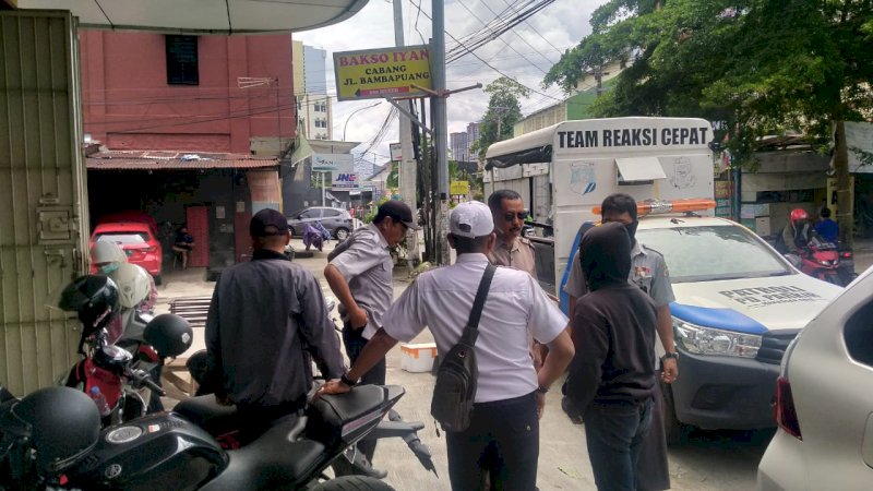PD Parkir Makassar Raya saat melakukan patroli dan menertibkan jukir liar dan mengedukasi jukir agar selalu berprilaku sopan kepada warga.(5/1/22).