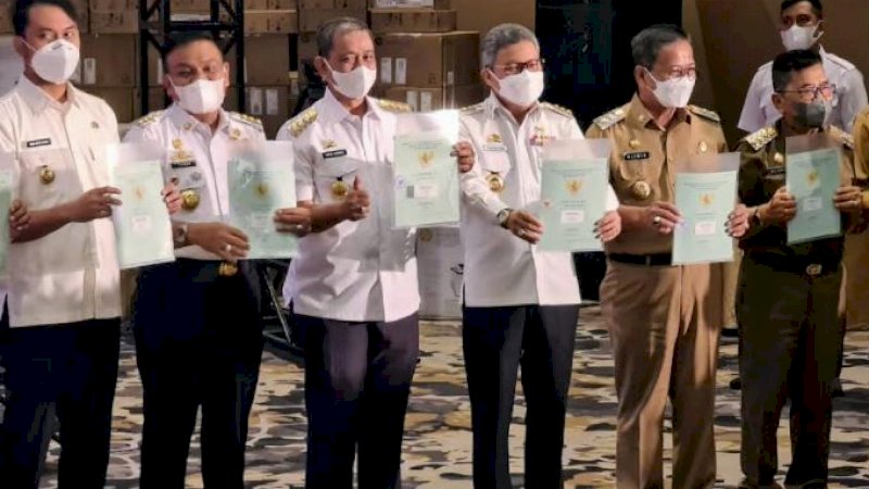 Gubernur, para bupati, dan wali kota serta beberapa instansi lainnya diserahkan sertifikat hak pakai atas nama pemerintah dan instansi masing-masing di Hotel The Rinra, Kota Makassar, Sulawesi Selatan, Rabu (5/1/2022).