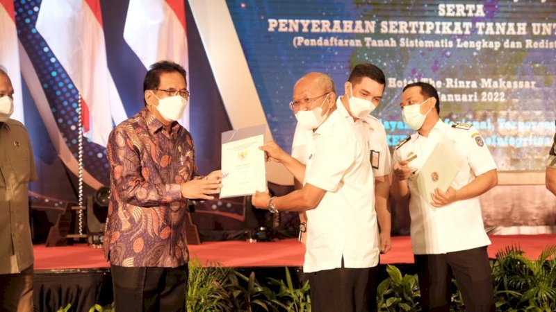 Bupati Jeneponto, H. Iksan Iskandar saat menerima sertifikat.