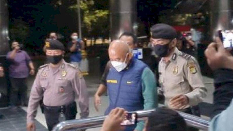 Wali Kota Bekasi, Rahmat Effendi, terjaring dalam operasi tangkap tangan (OTT) Komisi Pemberantasan Korupsi (KPK), Rabu (5/1/2022). (Foto: CNN Indonesia/Ryan Hadi Suhendra)