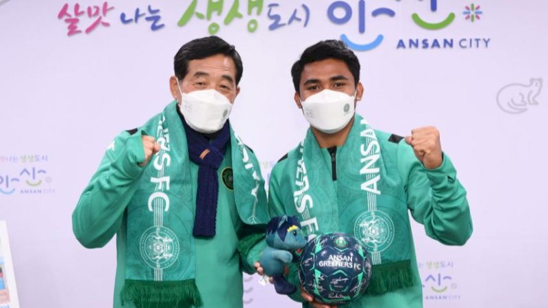 Asnawi Mangkualam (kanan) bersama bos Ansan Greeners FC, Yoon Hwa-seop. (Foto: Ansan Greeners FC)