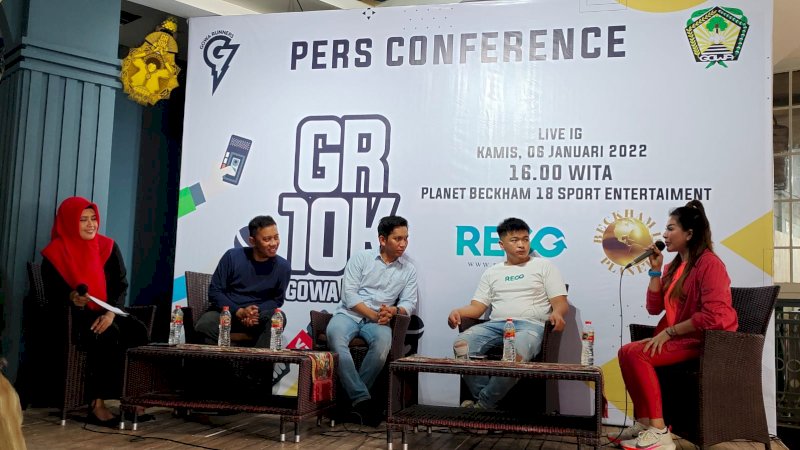 Ketua Panitia, Andi Imran (baju kaos lengan panjang) menyampaikan persiapan Gowa Run 10K bersama Race Direction Saleh (baju kemeja), Owner Reco Alex, Chandra (baju kaos putih) dan  penghobi olahraga lari, Uchy Nasri yang juga Owner Planet Beckham 18.