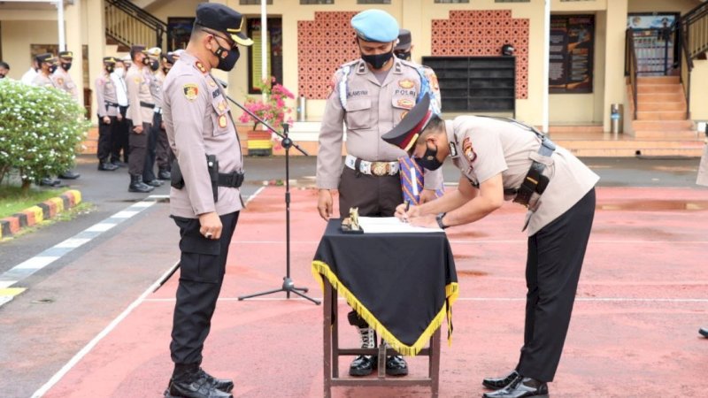 Kapolres Takalar, AKBP Beny Murjayanto pimpin upacara sertijab pada Kamis (6/1/2022).