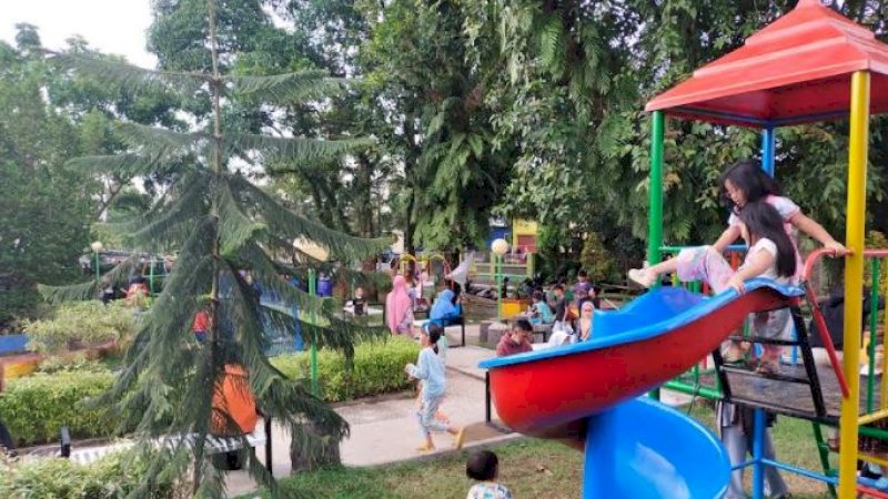Daya tarik Taman Melati kini makin diminati oleh warga untuk bersantai sambil memanjakan anak. (Foto: Pemkab Barru)