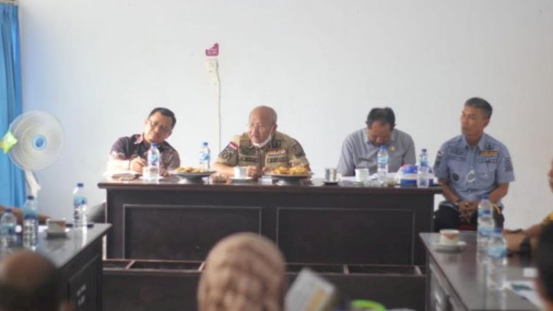 Bupati Jeneponto, Iksan Iskandar (kedua kiri), memimpin rapat evaluasi terbatas (ratas), Kamis (6/1/2021).