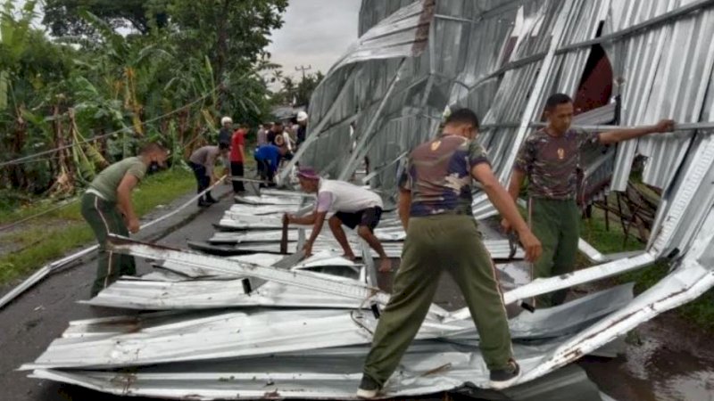 Bagian atapn rumah yang terbang akibat angin puting beliung hingga menutup akses jalan. (FotoL Istimewa)