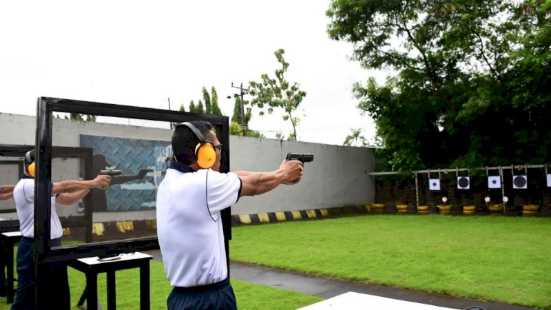 para peserta latihan menggunakan senjata pistol berjenis Sig Sauer kaliber 9 mm buatan Jerman dan senjata pistol G2 kaliber 9 mm buatan Pindad dengan posisi menembak presisi dan posisi menembak reaksi. (Foto: Lantamal VI Makassar)