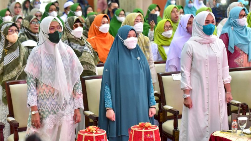 Pelaksana Ketua Tim Penggerak PKK Sulawesi Selatan (Sulsel), Naoemi Octarina ST (tengah) menghadiri 13th Forum Kajian Cinta Al Qur'an (FKCA)