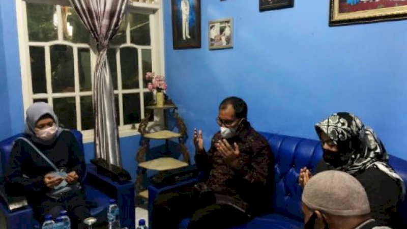 Wali Kota Makassar, Mohammad Ramdhan Pomanto (Danny), saat berada di kediaman keluarga korban penyanderaan, Jalan Cenderawasih, Kota Makassar, Ahad malam (9/1/2022).