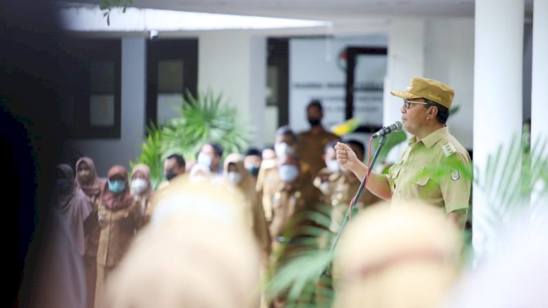 Wali Kota Makassar, Mohammad Ramdhan Pomanto (Danny), memimpin apel pagi di halaman Kantor Balai Kota Makassar, Senin (10/1/2022).
