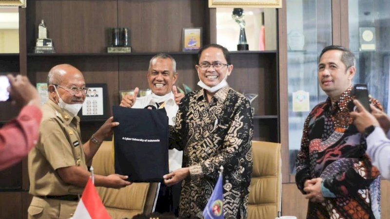 Bupati Jeneponto, H. Iksan Iskandar dan pimpinan Universitas Terbuka (UT) Makassar.