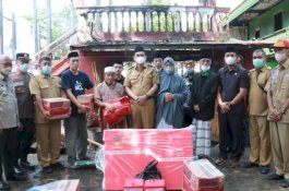 Bupati dan Ketua PKK Barru Salurkan Bantuan untuk Korban Kebakaran
