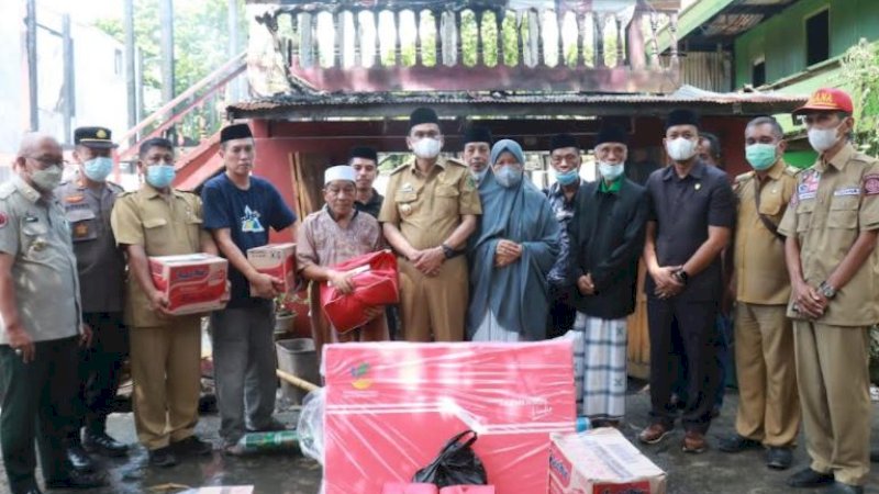 Penyerahan bantuan korban kebakaran di Dusun Seiyye, Mangkoso, Kecamatan Soppeng Riaja, Kabupaten Barru, Sulawesi Selatan.