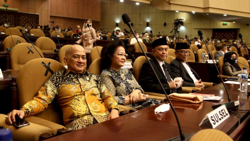 Senator DPD RI asal Sulawesi Selatan (Sulsel) saat mengikuti rapat paripurna ketujuh DPD RI di Senayan, Selasa (11/1/2022).