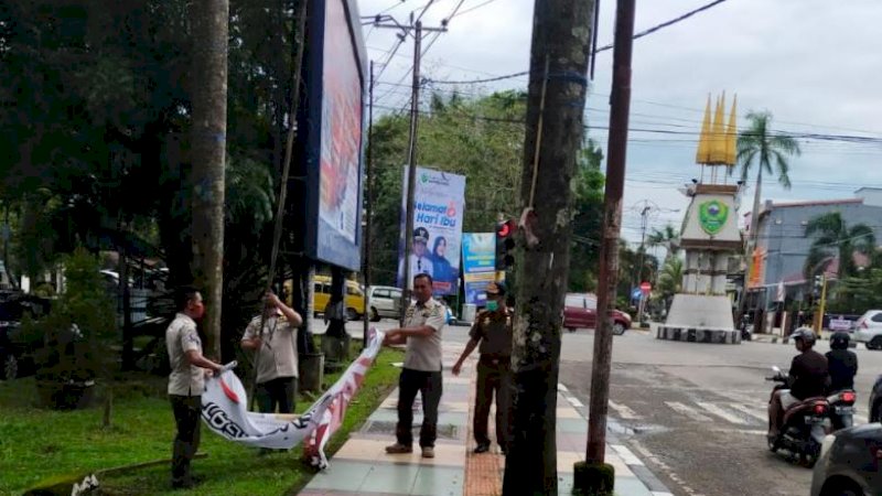 Personel Satpol PP Barru intens melakukan pengawasan iklan dan reklame yang melanggar ketentuan. 