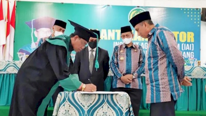 Pelantikan Rektor Institut Agama Islam (IAI) As'adiyah Sengkang untuk periode 2021-2025 di Aula IAI As'adiyah Sengkang, Rabu (12/01/2022).