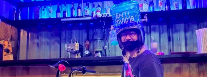 Charly "Gila" dengan Helmnya yang Unik, tetapi Pesannya Sangat Waras