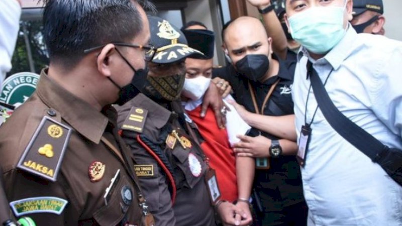 Herry Wirawan terdakwa pemerkosa santriwati. (foto/Arsip Humas Kejati Jabar) 