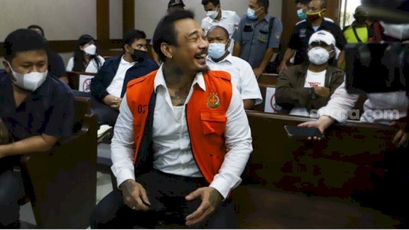 Musisi I Gede Ari Astina atau Jerinx SID saat menunggu untuk menjalani sidang kasus pengancaman di Pengadilan Negeri Jakarta Pusat pada Rabu 12 Januari 2022. (Suara.com/Alfian Winanto) 