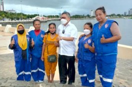 Nikmati Senja di Pantai Losari, Pengunjung Rebutan Foto Bareng Taufan Pawe