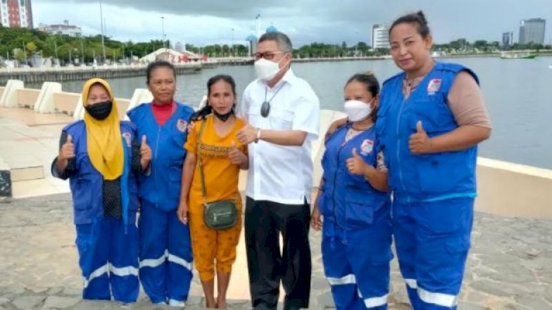 Taufan Pawe berfoto bersama petugas kebersihan di Pantai Losari, Kota Makassar, Rabu (12/1/2022).