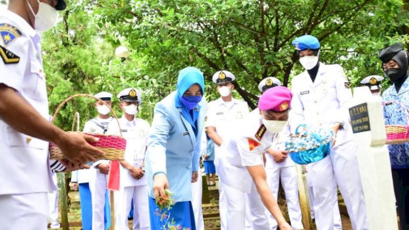 Ziarah rombongan ke Taman Makam Pahlawan (TMP) Panaikang, Kota Makassar, Sulawesi Selatan (Sulsel), Kamis (13/01/2022).