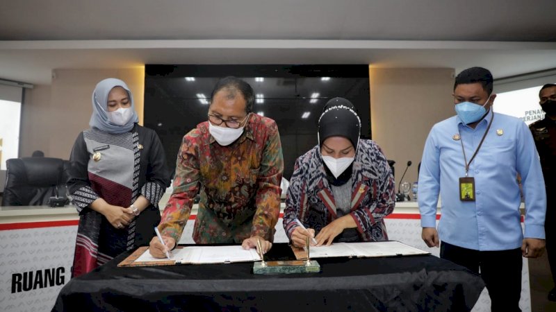 Wali Kota Makassar Moh Ramdhan "Danny" Pomanto yang didampingi Wakil Wali Kota Fatmawati Rusdi saat tanda tangan MoU dengan Kajari untuk pembentukan tim pemburu asset, Kamis, (14/1/22).