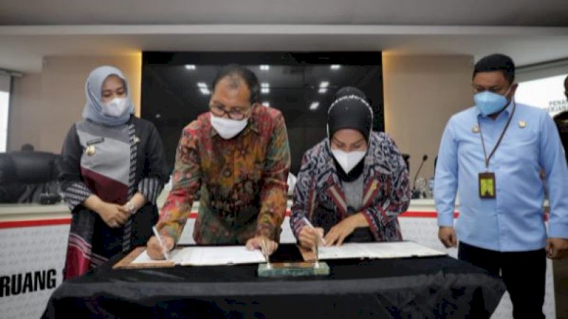 Penandatanganan berlangsung di Ruang Sipakalebbi Kantor Balai Kota Makassar, Kamis (13/1/2022). 
