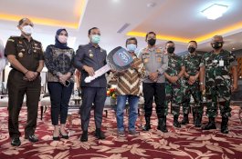 Petani Asal Toraja Terima Mobil Hadiah Vaksin