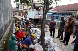 Camat Panakkukang Turun Langsung Pantau Satgas dalam Pengerukan Drainase