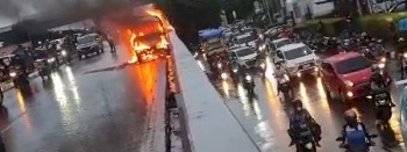 Mobil Terbakar di Fly Over Makassar