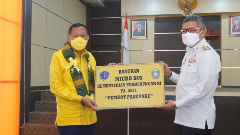 Anggota DPR RI, Hamka B. Kady, menyerahkan bantuan secara simbolis kepada Wali Kota Parepare, Taufan Pawe. 