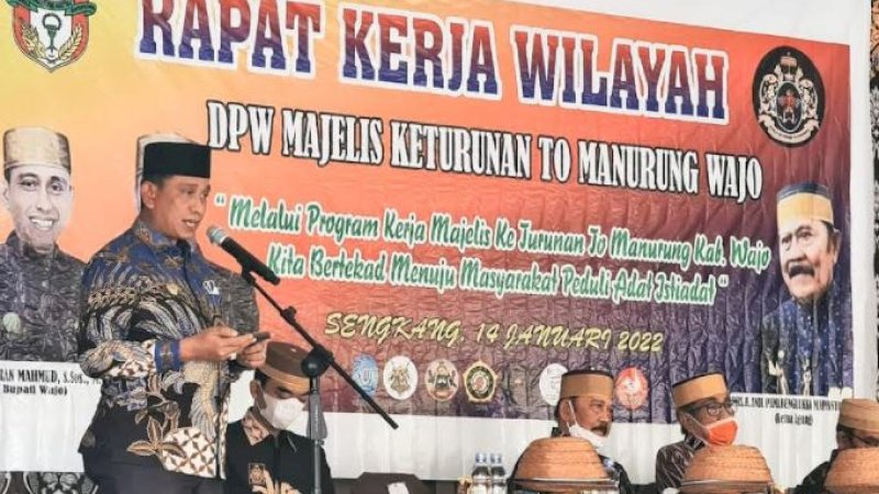 Bupati Wajo, Amran Mahmud, saat menghadiri Rapat Kerja Wilayah (Rakerwil) Dewan Pengurus Wilayah (DPW) Majelis Keturunan To Manurung (MKT) Wajo di Aula Lampulung, Atakkae, Kecamatan Tempe, Kabupaten Wajo, Sulawesi Selatan (Sulsel), Jumat (14/1/2021). 