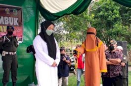 Perempuan Dicambuk 100 Kali di Aceh karena Zina, Pasangan Prianya yang Mantan Pejabat Hanya 15 Kali