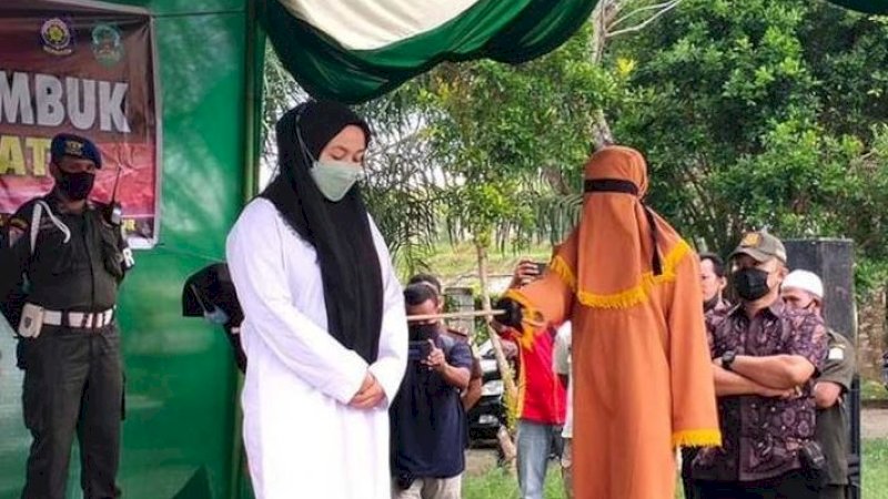 perempuan Aceh dicambuk 100 kali pada Kamis (13/1/2022) lalu karena zina. (Foto: Antara/Hayaturrahmah)