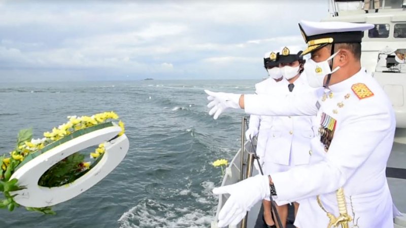 Prosesi tabur bunga di laut dalam rangka peringatan Hari Dharma Samudera 2022 di perairan Kota Makassar, Sulawesi Selatan (Sulsel), Sabtu (15/1/2022). (Foto: Lantamal VI Makassar)