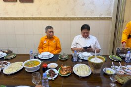 Berkunjung ke Kota Makassar, Airlangga Hartarto dan Taufan Pawe Makan Siang di Bahari