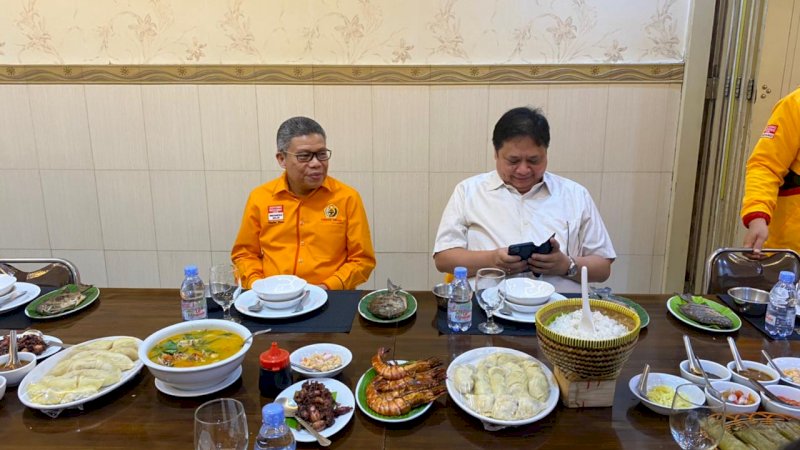 Ketum Golkar Airlangga Hartarto bersama Ketua Golkar Sulsel Taufan Pawe, makan siang di Rumah Makan Bahari