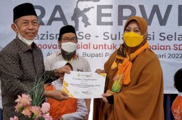 Jadi Inspirator Perempuan Penggerak Zakat, Istri Taufan Pawe Terima Penghargaan Lazismu Award
