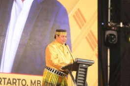 Ketum Golkar Airlangga Pakai Songkok Recca Berbahan Emas, Asli dari Kampung JK