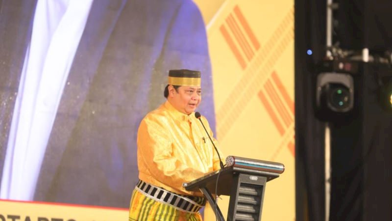 Ketua Umum (Ketum) DPP Partai Golkar, Airlangga Hartarto, tampil dengan mengenakan pakaian adat Bugis dan songkok recca.
