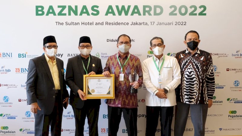 Wali Kota Makassar, Moh. Ramdhan "Danny" Pomanto dianugerahi penghargaan Baznas Award 2022 di Golden Ballroom, The Sultan Hotel and Residence Jakarta Jl. Gatot Subroto. (17/1/2022).