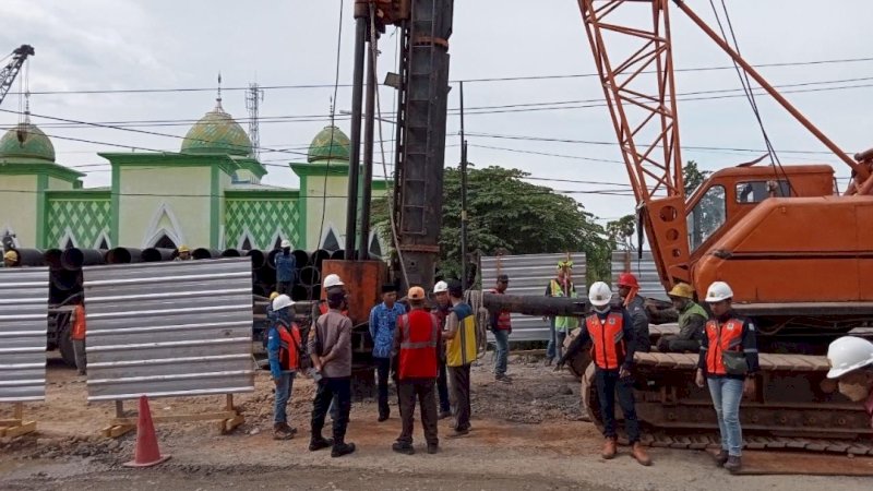 Pengerjaan ruas jalan nasional di Dusun Cempa, Desa Pallawarukka, Kecamatan Pammana, Kabupaten Wajo, Sulawesi Selatan (Sulsel), dimulai dengan pemasangan tiang pancang, Senin (17/1/2022). 