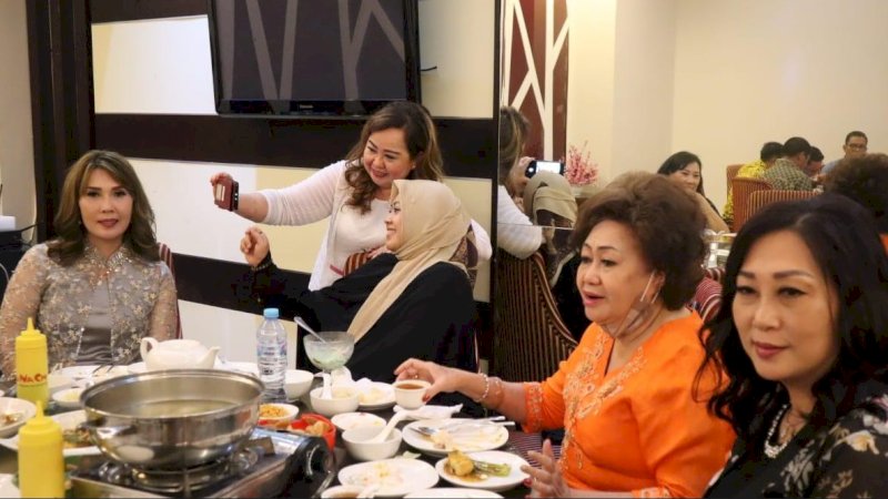 Pengurus Ikatan Wanita Tionghoa Indonesia (IWATI) Provinsi Sulawesi Selatan menjamu Wali Kota Parepare, Taufan Pawe bersama Ketua TP PKK, Hj Erna Rasyid Taufan (Erat).