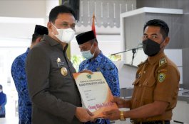 Hasil PBB 2021 Meningkat, Bupati Barru Serahkan Insentif ke Kolektor