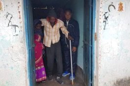 Seorang Pria di India yang Lumpuh 4 Tahun Klaim Dirinya Sembuh Setelah Disuntik Vaksin COVID-19