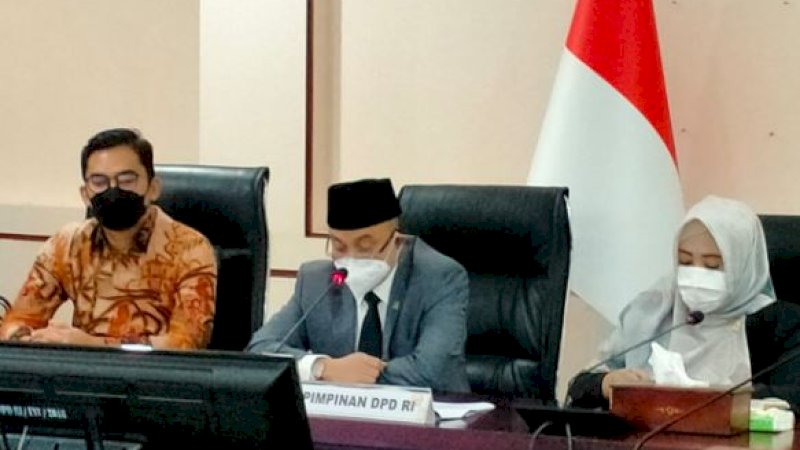 Tamsil Linrung (tengah) saat mengikuti sidang pemeriksaan pendahuluan pengujian materi presidential threshold di Jakarta, Senin (17/1/2022). 